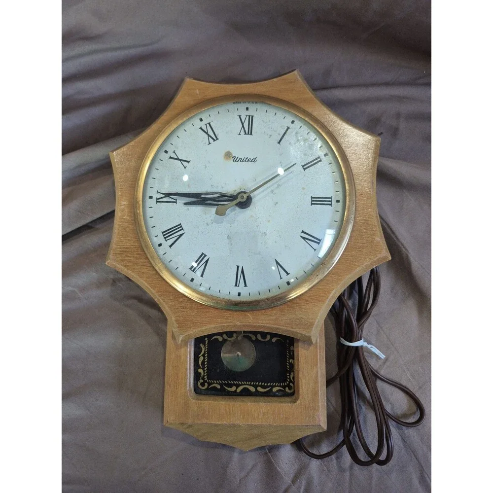 United Clock Company Electric Wall Clock Model No. 59 1950s Working